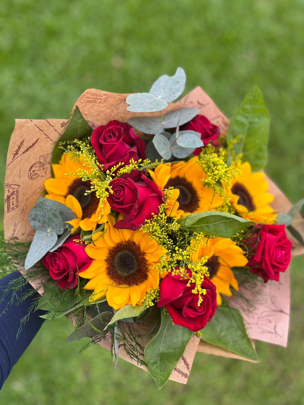 Buquê de Flores Girassóis e Rosas